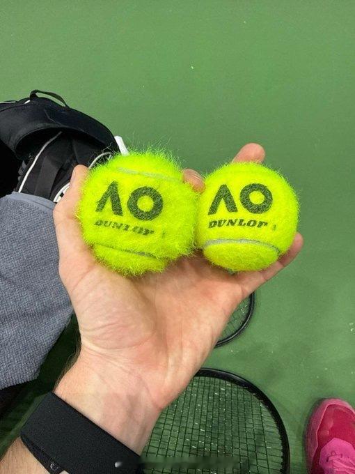 布勃利克发布照片，打了五分钟后的澳网专用球就变成这样了。起毛起到这样了…… 