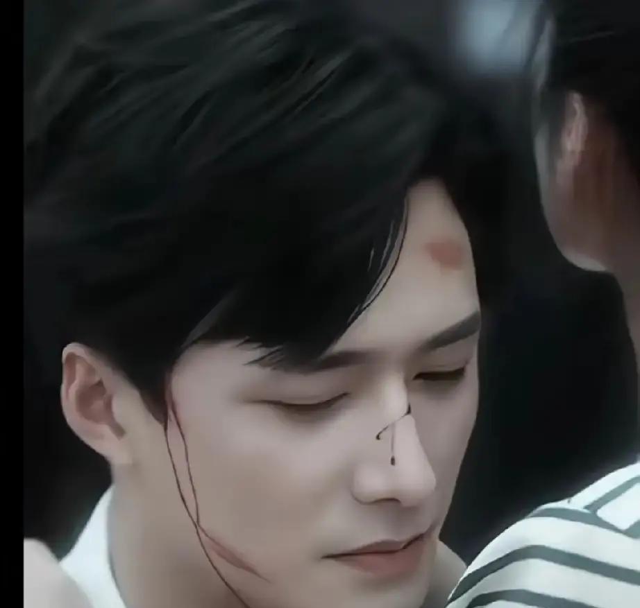 横店突然停了劝群演整容。
副导演试镜时直接吼：我要脸，不是面具。
那个演员，一张