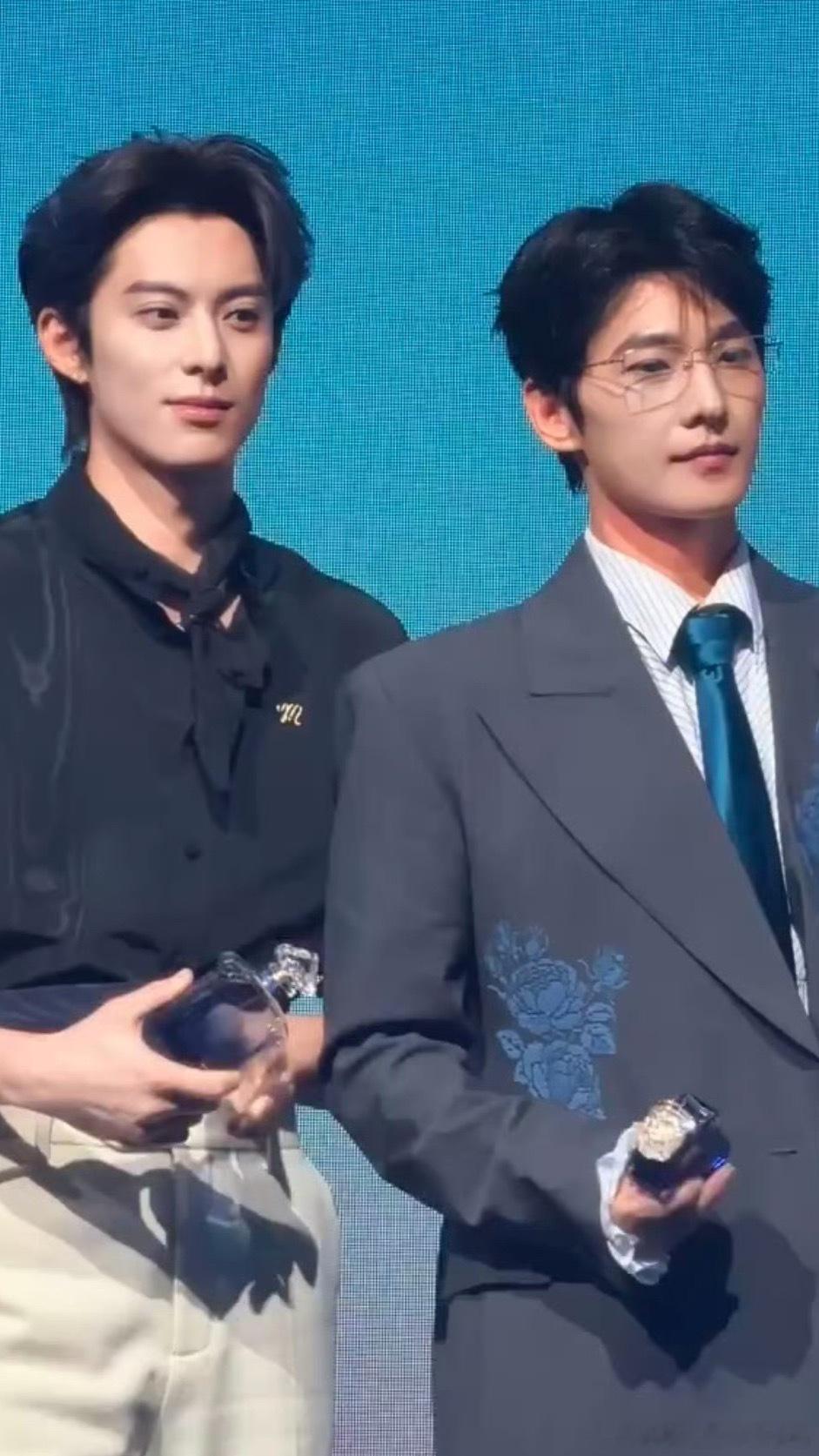 杨洋王鹤棣同框亮相活动 