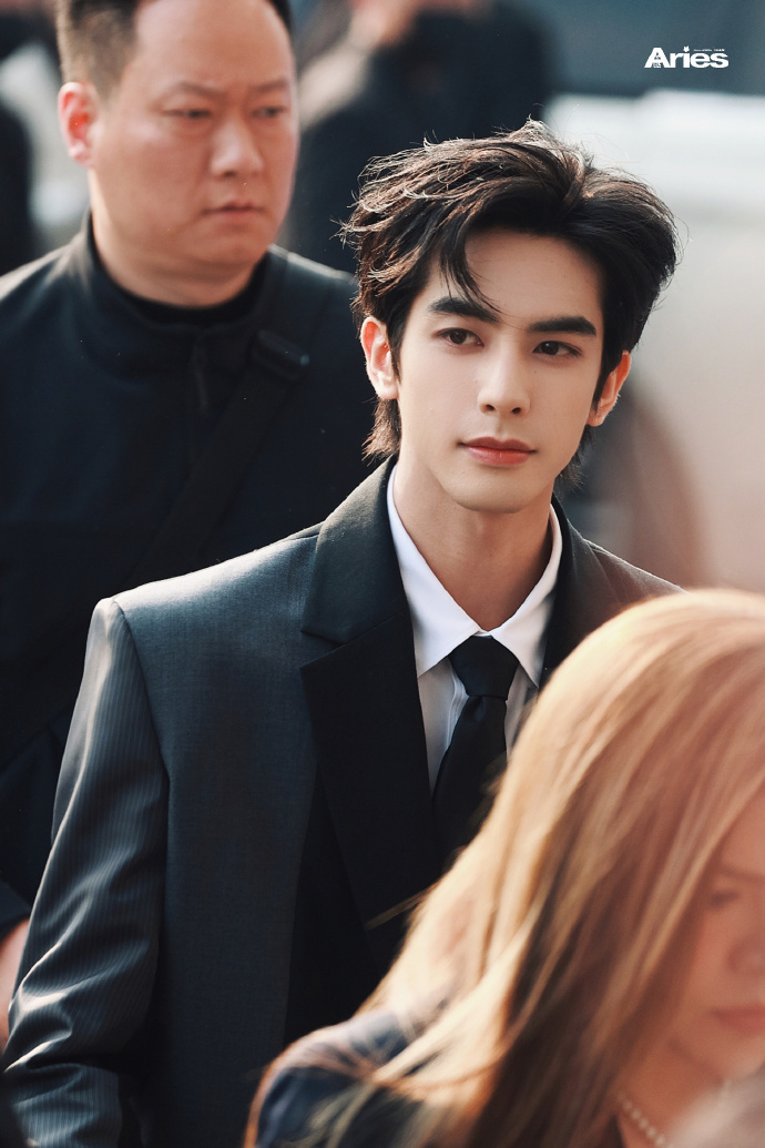 宋威龙今日线下活动直拍，看到这张帅的很稳定的脸都感觉更有力气了