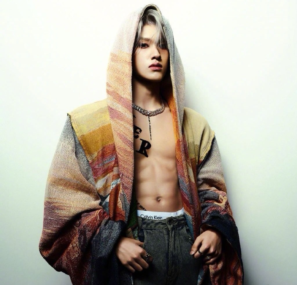 穆祉丞把头像换成了张极的裸半身的照片… 