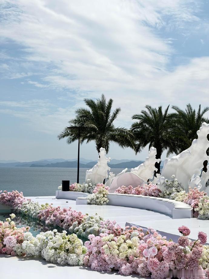 许嵩冯禧海边婚礼细节照许嵩冯禧海边婚礼现场照 20日，有网友称婚礼保密期结束，分
