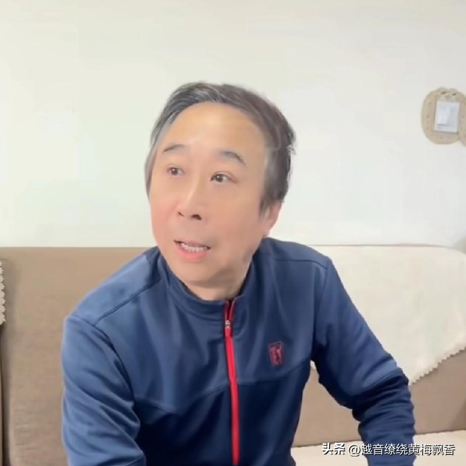 冯巩的段子又来了，内容是这样的：
 老婆：老公，我想买条项链。
冯巩：买就买呗，