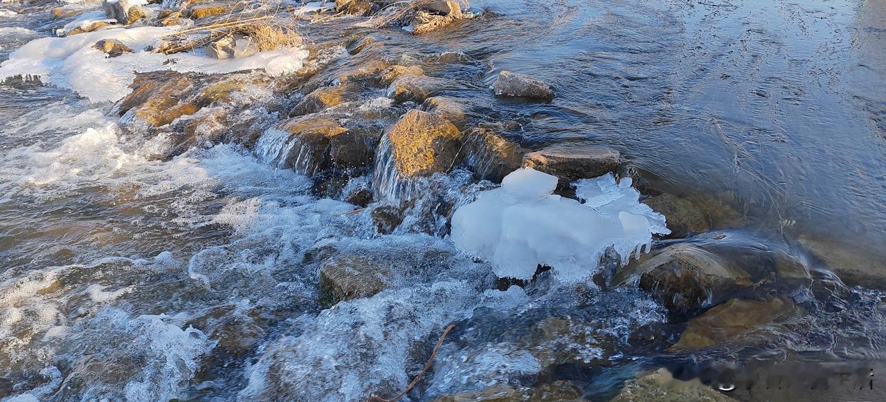 马上冬至节气了，朝阳市大凌河还没有完结封实，看流水的状态好像开春的感觉！
