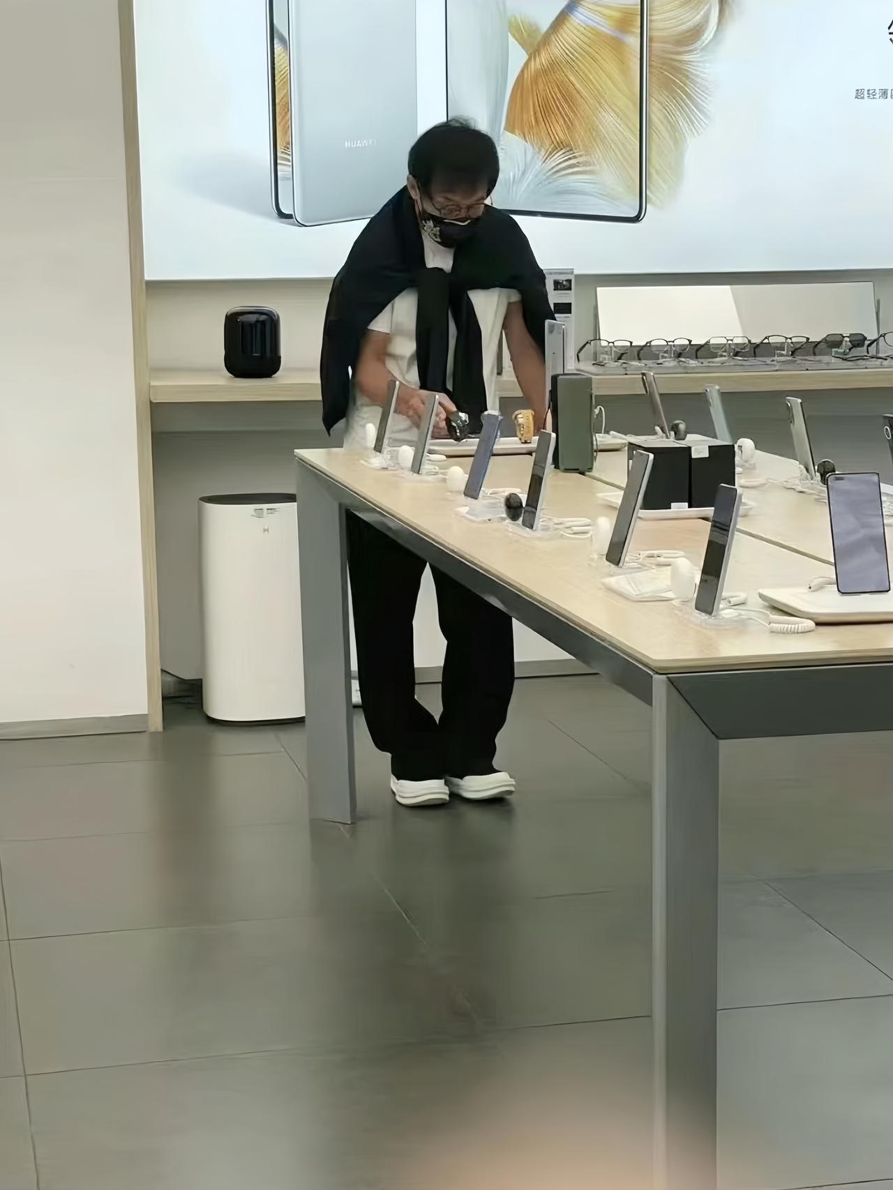 群里小伙伴发的！

貌似是成龙去买华为手机

网友：被告知没有现货~