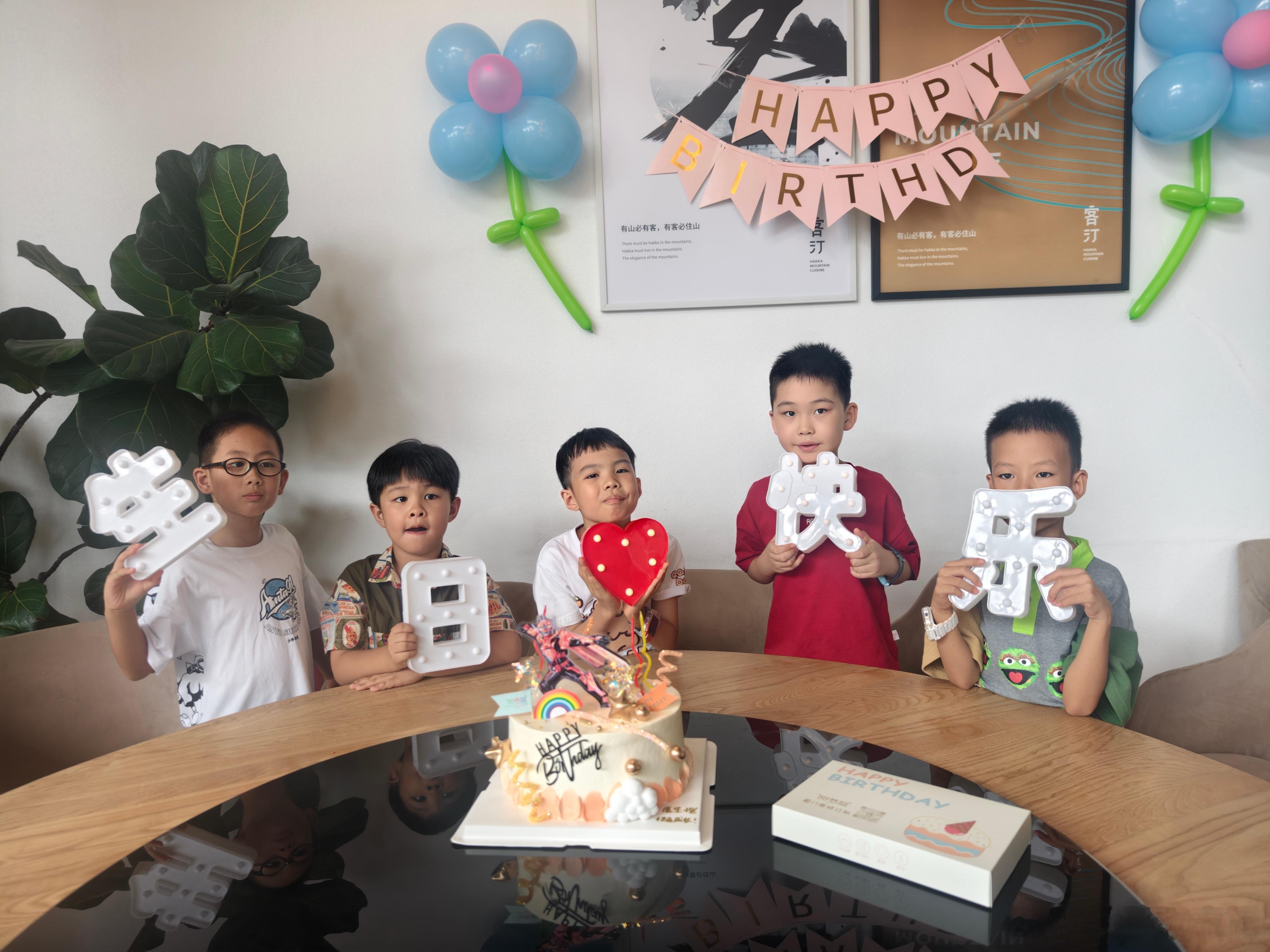 给儿子过生日，顺便跟小伙伴们一起博个饼，小屁孩手气还不错，一秀到对堂全包，可惜没