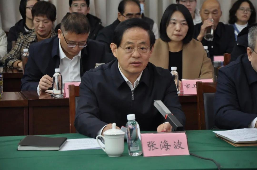 四年前，闫建波接替升任副省级的张海波，出任威海市委书记。今天，另一个济宁市长张海