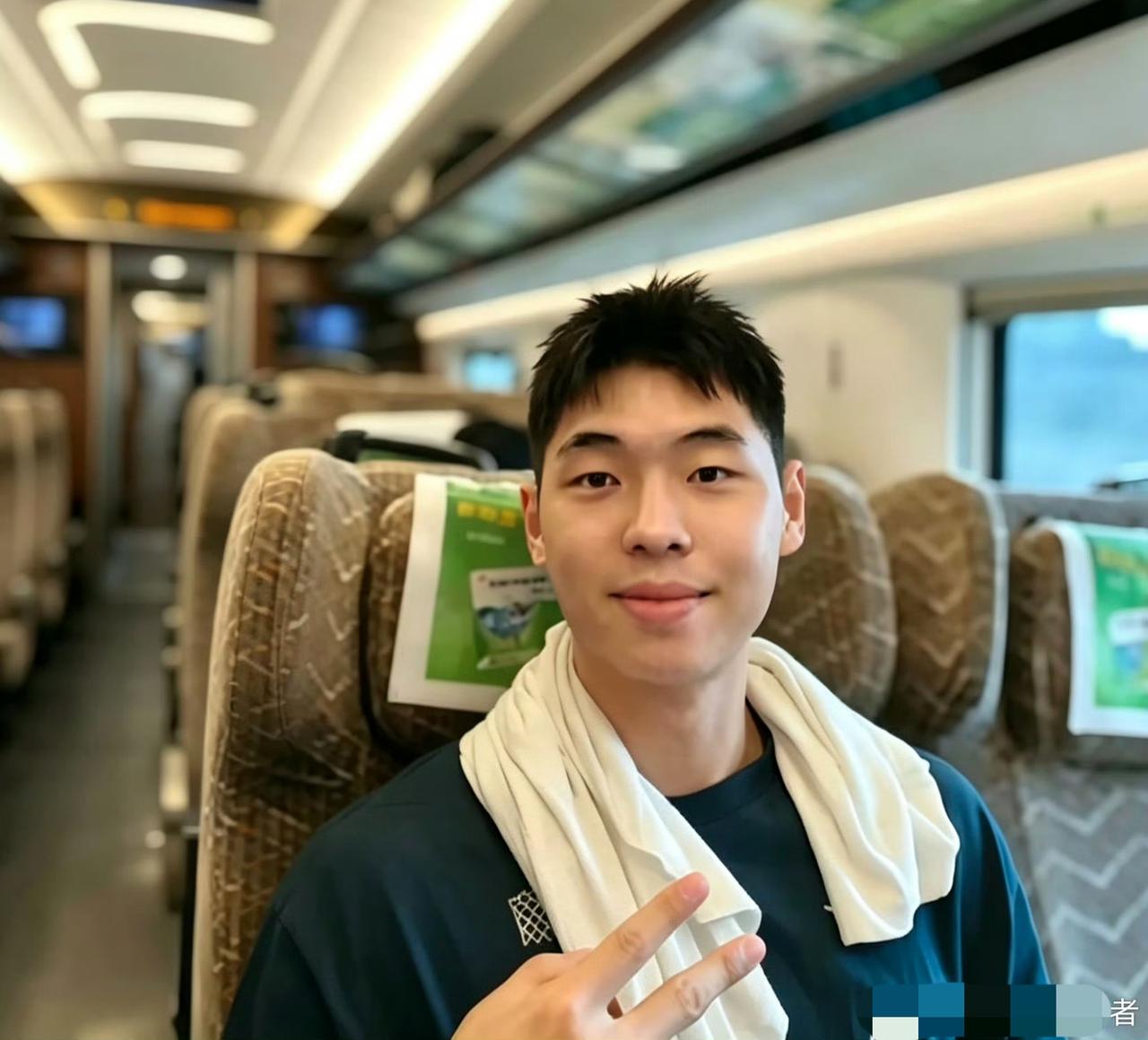 国家男篮队员崔永熙乘坐高铁时被球迷偶遇，即将归队开启新一期集训备战。

近日，崔