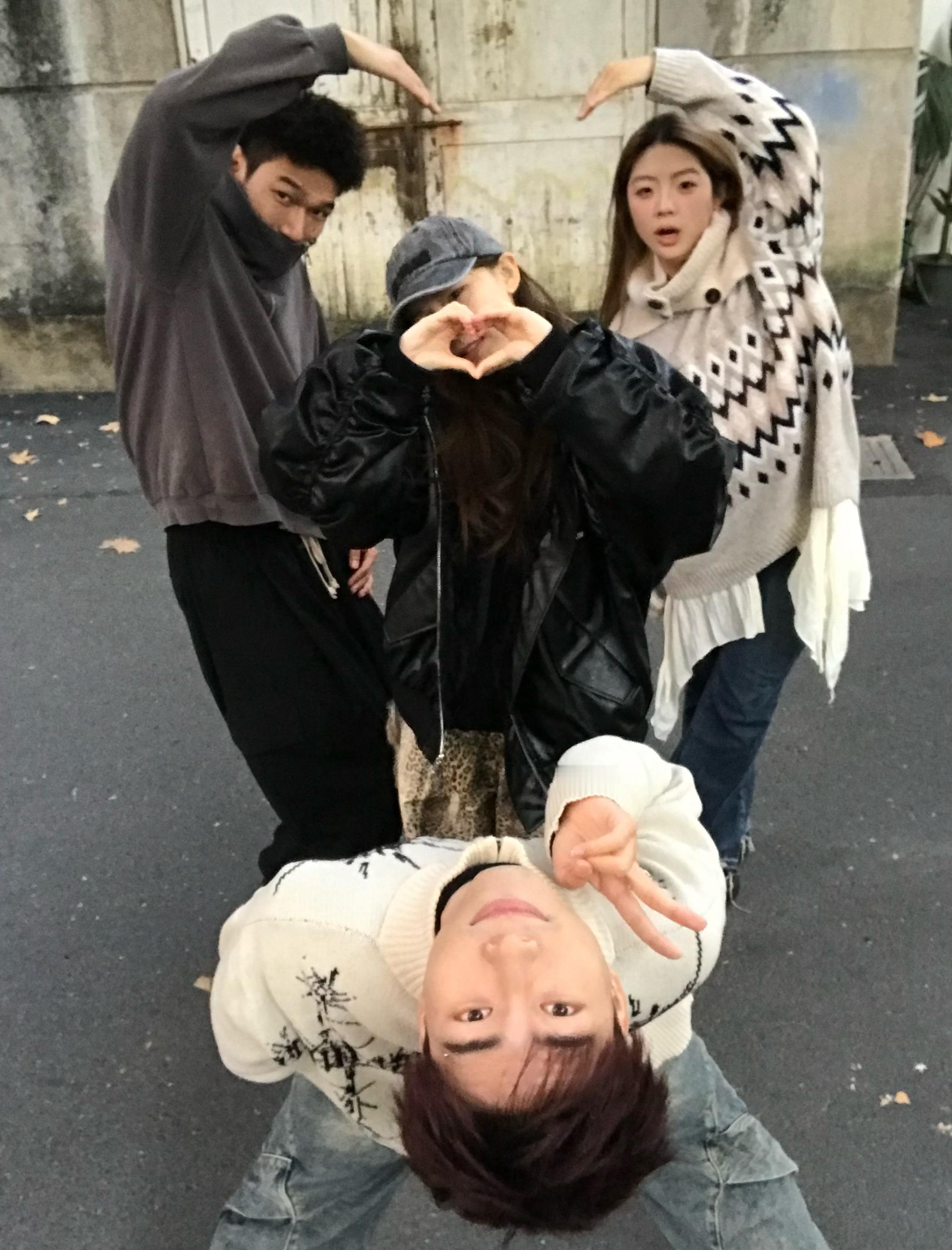 热爱多人搞怪拍照超开心 