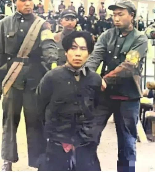 1951年1月，戴笠的儿子戴善武被五花大绑，跪在地上即将被执行死刑。被枪毙的时候
