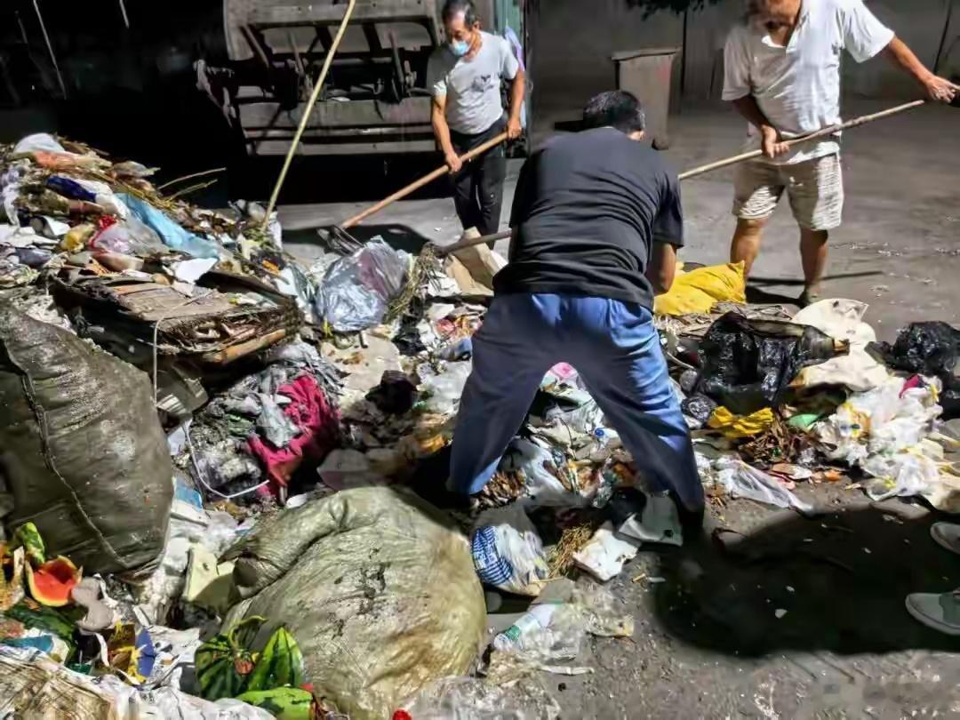 6名环卫工在垃圾山里找回10万婚戒6名环卫工在5吨垃圾中帮女子找回超10万婚戒，