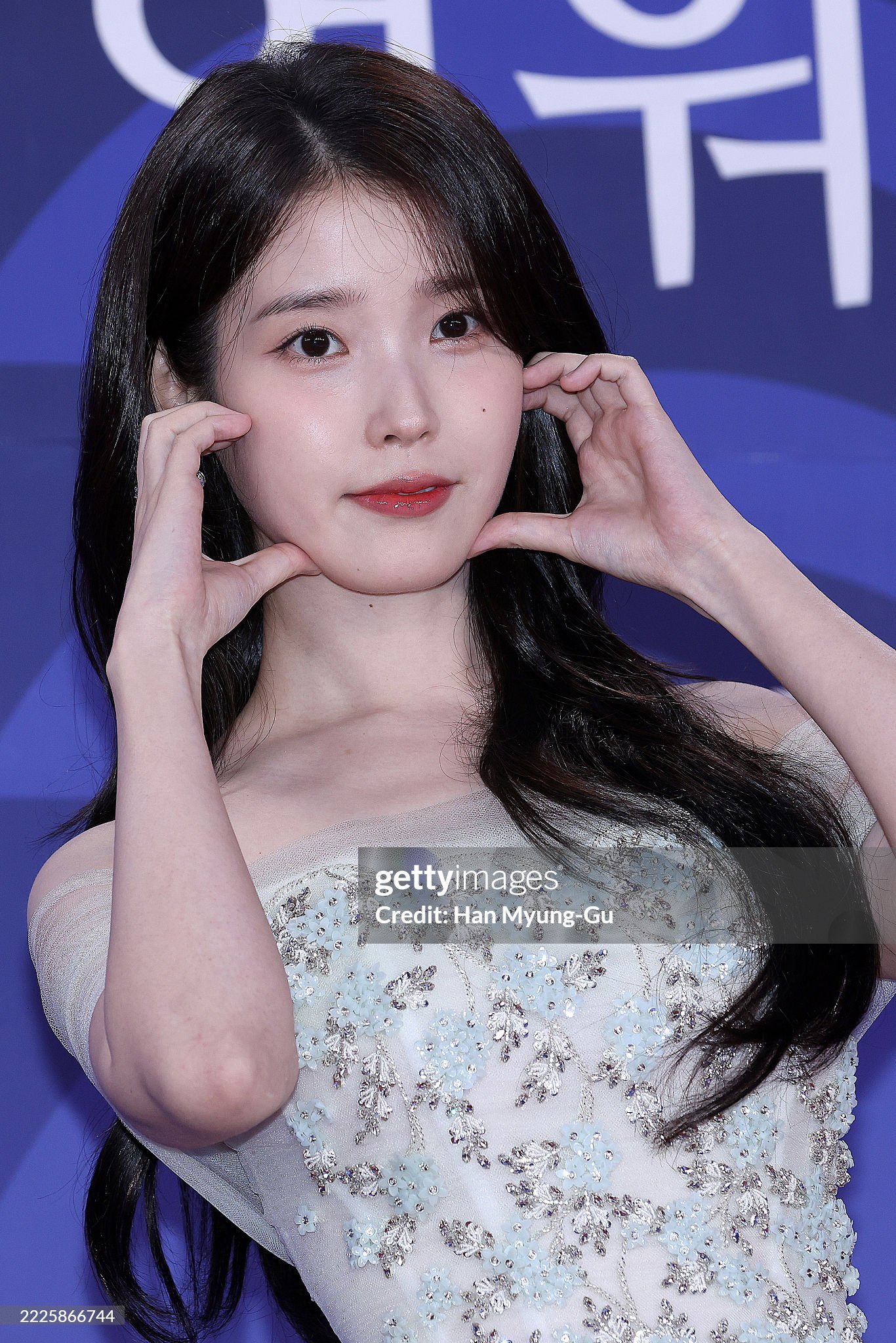 IU[超话]  🐥IU青龙视后 250718 IU青龙电视剧大赏红毯高清新闻图