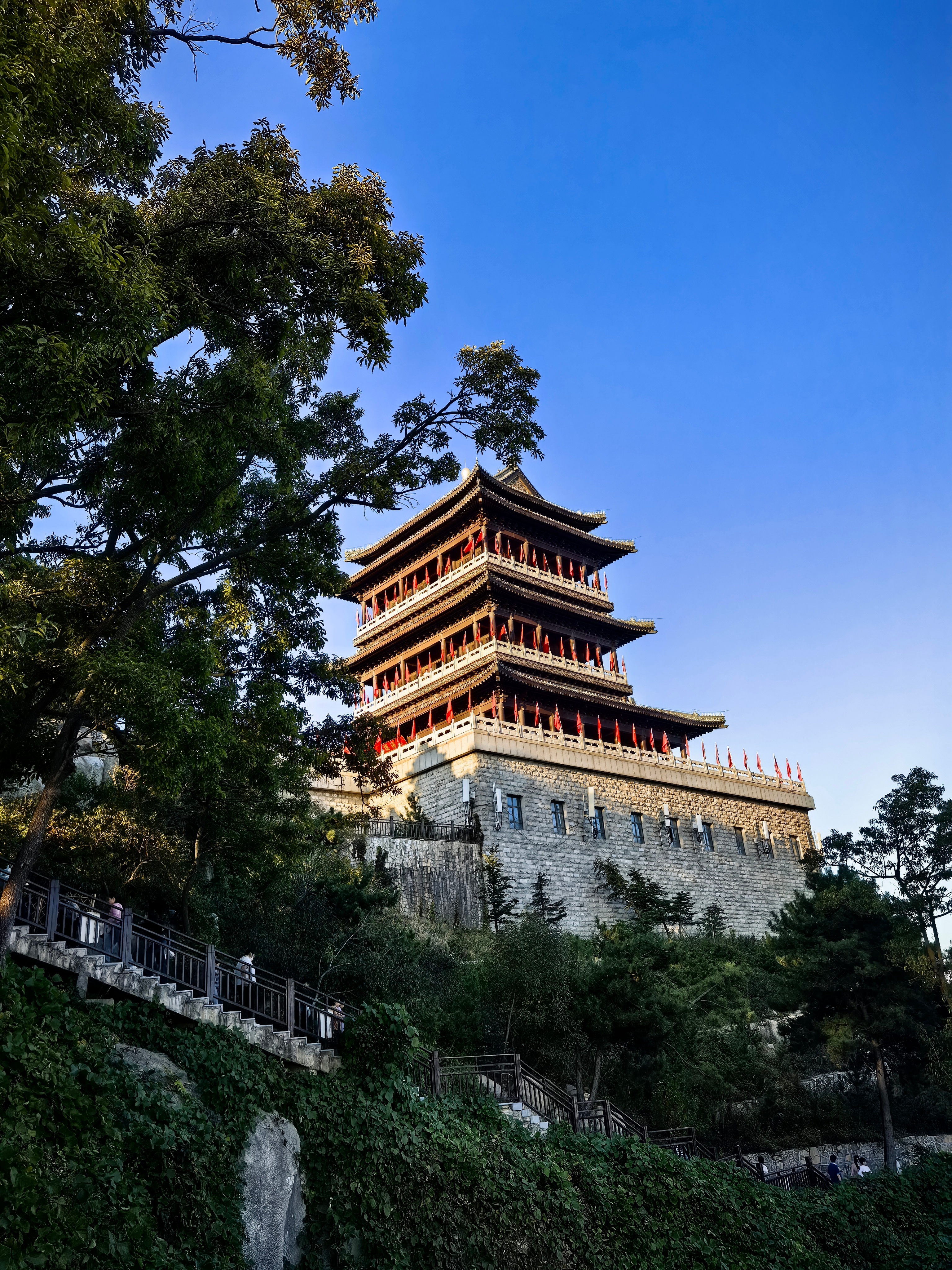 奔波劳碌是成年人常态，疲惫之时别轻易轻言放弃。每份辛苦都有意义，眼前难题都是进阶