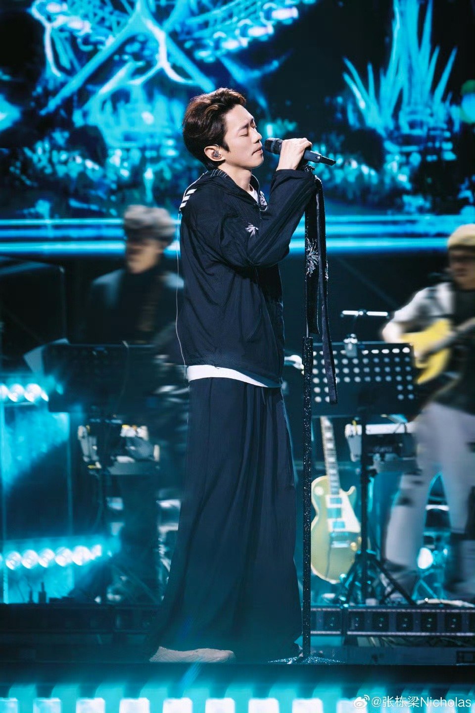 张栋梁现场给歌迷扫码转账 刷到张栋梁现场给歌迷发红包，面对面转账那种。他说都不白