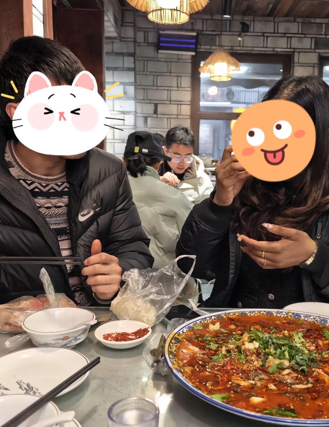 博主：我们是彼此的唯一🇨🇳🇮🇳！

这位博主在网络上发布了一些他和她印度