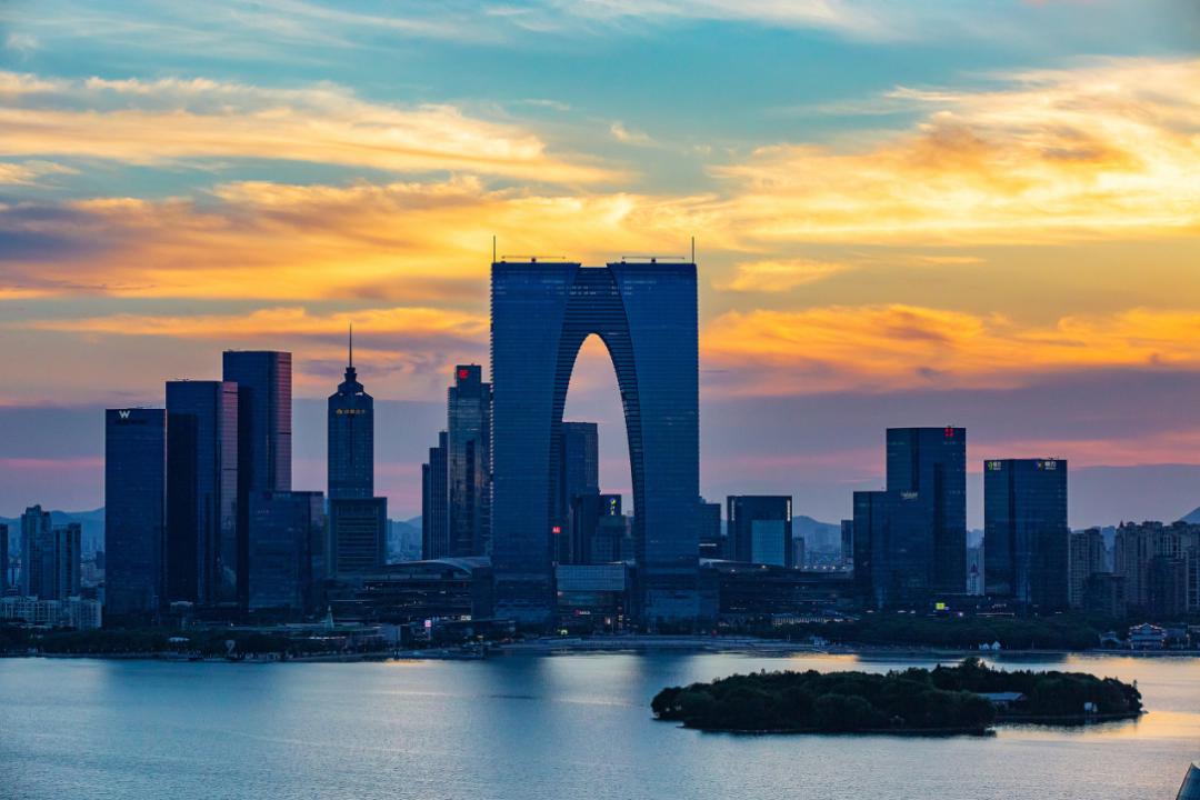 金鸡湖之美不必多说
构成一幅治愈系画面
金鸡湖赏景的点位有很多
近日又新增了一处