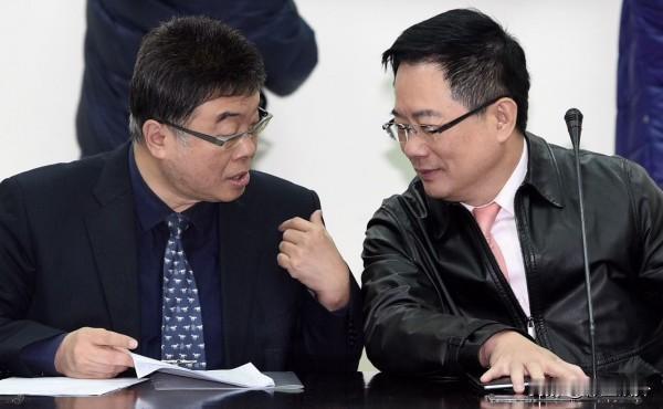 正义兄弟要被拆散吗？
蔡正元因为三中案
被绿营追杀，判了3年半的有期徒刑
而且应