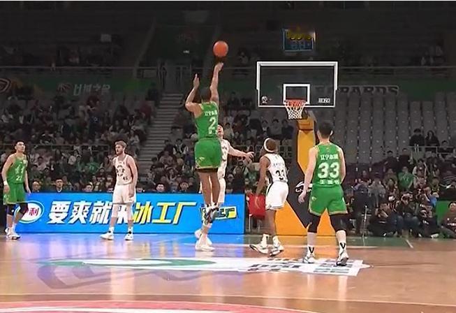 莱迪轰进1.8秒压哨三分，帮助辽宁首节追至24-27
北京时间4月15日，辽宁与