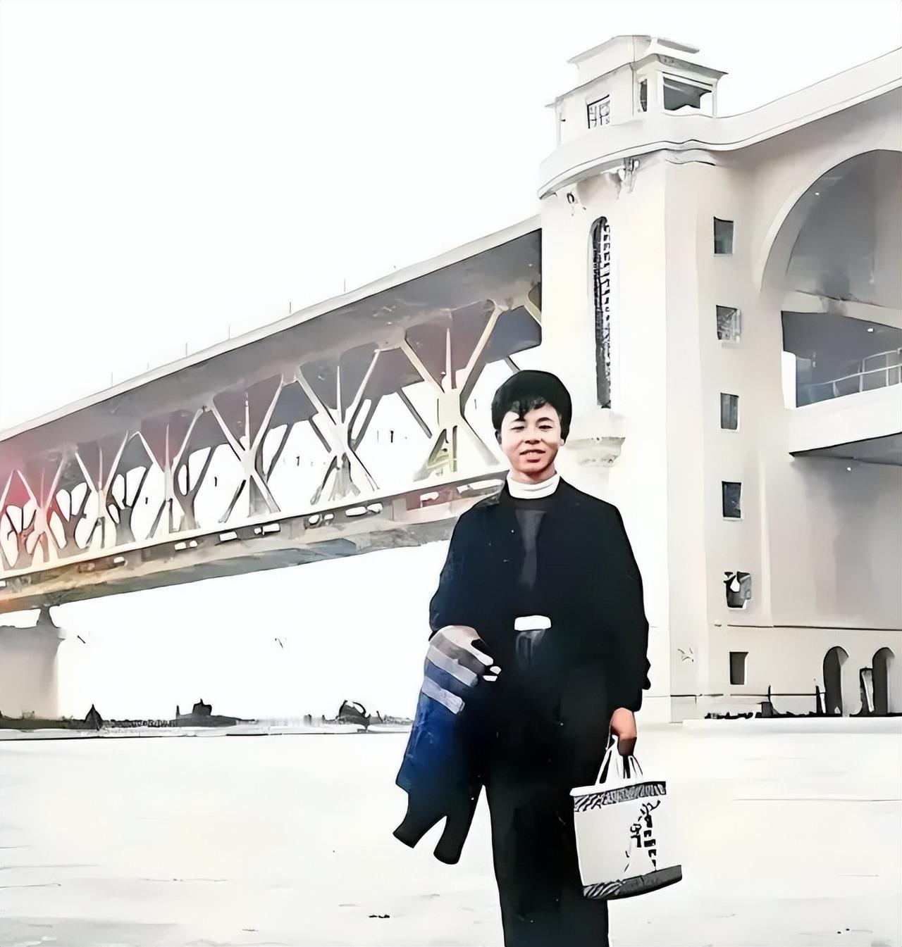 这张照片中的年轻人是雷锋，他当时只有18岁，青春洋溢，满脸笑容。这张照片拍摄于1