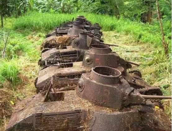 日本战败几十年了，在密克罗尼西亚联邦波纳佩岛，还有大量日军95式轻型坦克被丢弃在