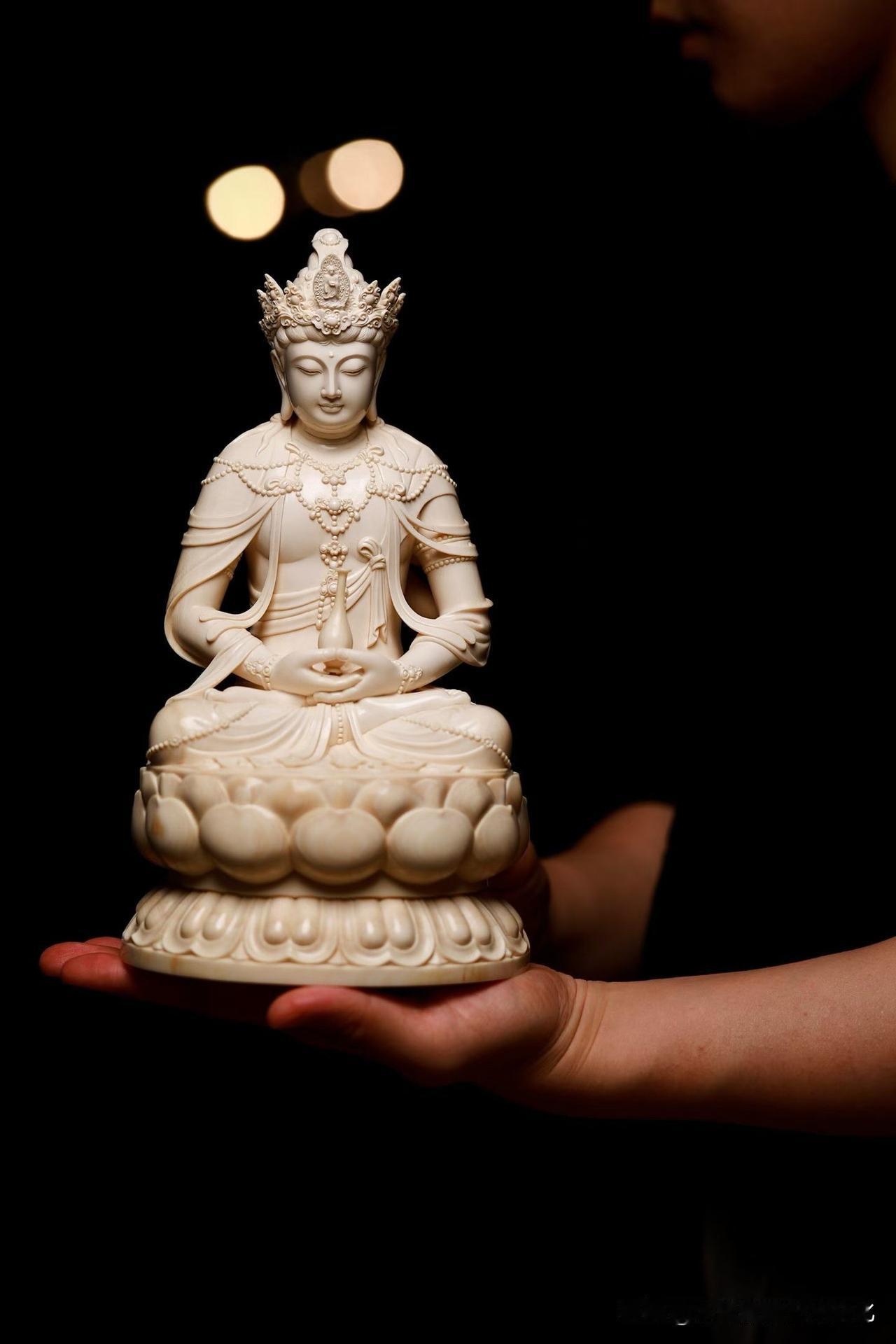 有些材质，本身就带着时间。

这尊圣观音，以万年猛犸牙为体，色泽如凝脂，温润却不
