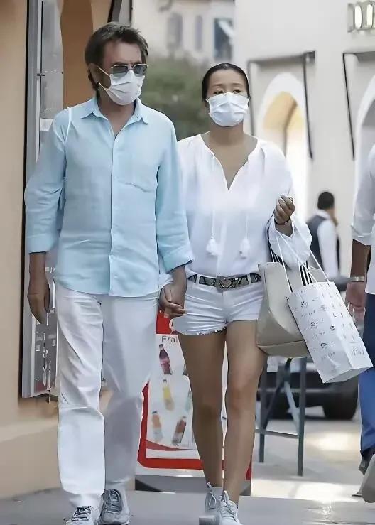 60岁的巩俐与76岁的法国老公让 - 米歇尔·雅尔现身巴黎街头购物的画面曝光啦！