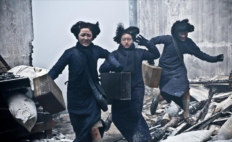 张艺谋选周冬雨。
没看她的身材曲线。
只盯着那股子“清汤寡水”的劲儿。
2010