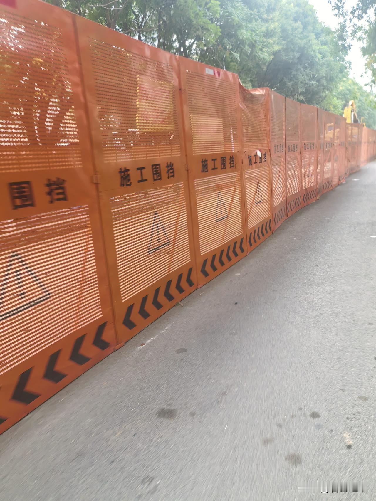 眼看开学，成心添堵？
榆次区文苑街小学东南角是和顺路，路面正在施工，已经堵了好几