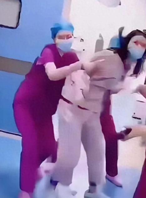 生完孩子不到两小时，产妇就骑在婆婆身上扇耳光。血顺着大腿根往下淌，在地上洇开一片