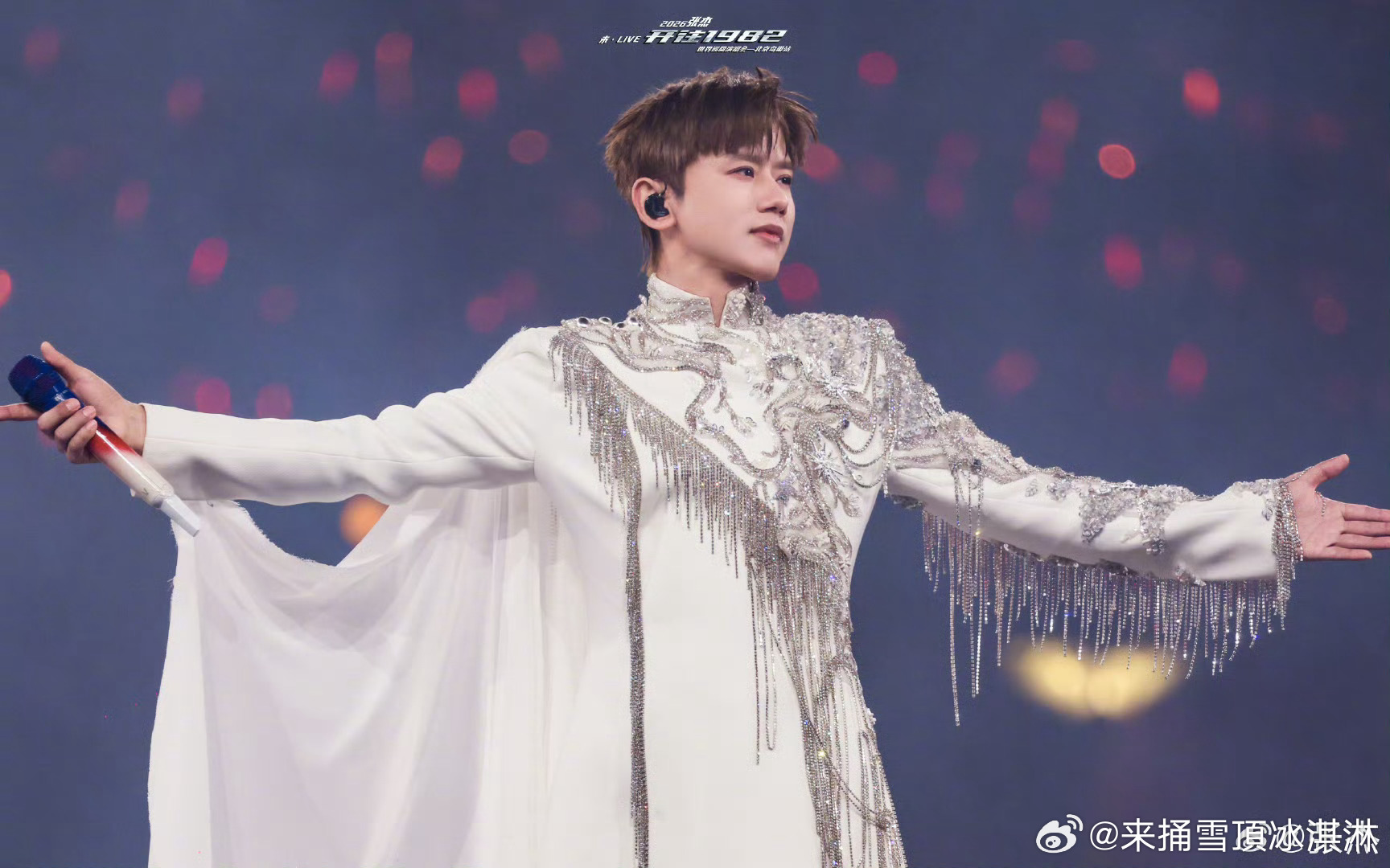 网友偶遇歌手导演在张杰演唱会歌手导演洪啸现身张杰演唱会 洪啸现身张杰演唱会现场，