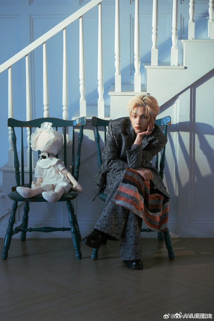 周震南 微博kid 周震南这微博kid既视感拉满！拽酷穿搭超吸睛，嫩乎乎的手办脸