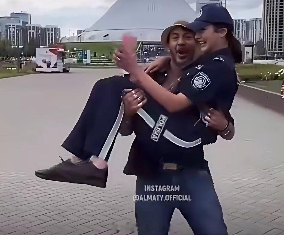 埃及旅行博主哈加戈维奇近日在哈萨克斯坦首都阿斯塔纳街头与两名执勤女警合影。除了转