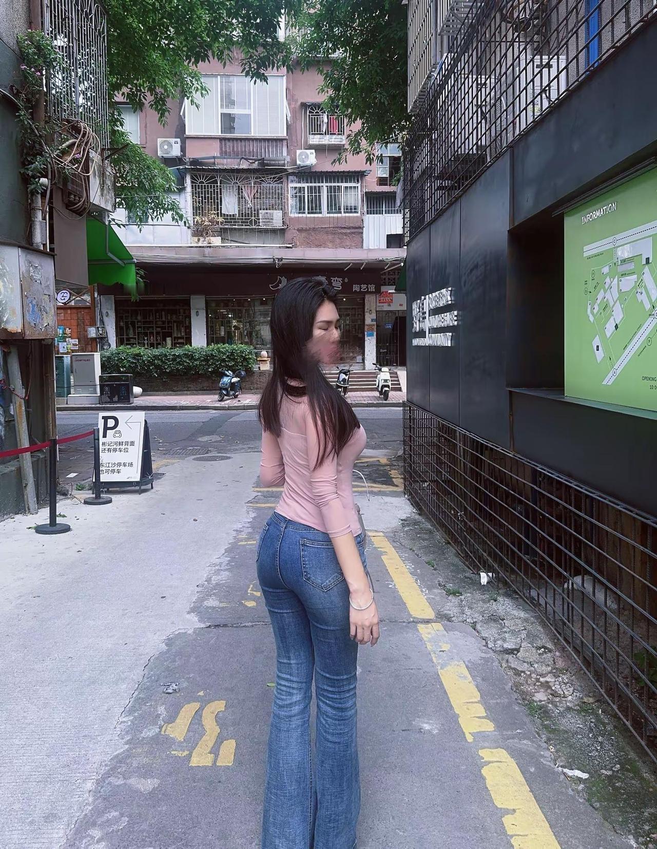 后来我学会了换位思考，其实我哪哪都好城市边角的松弛感 街头牛仔裤穿搭 ootd咖