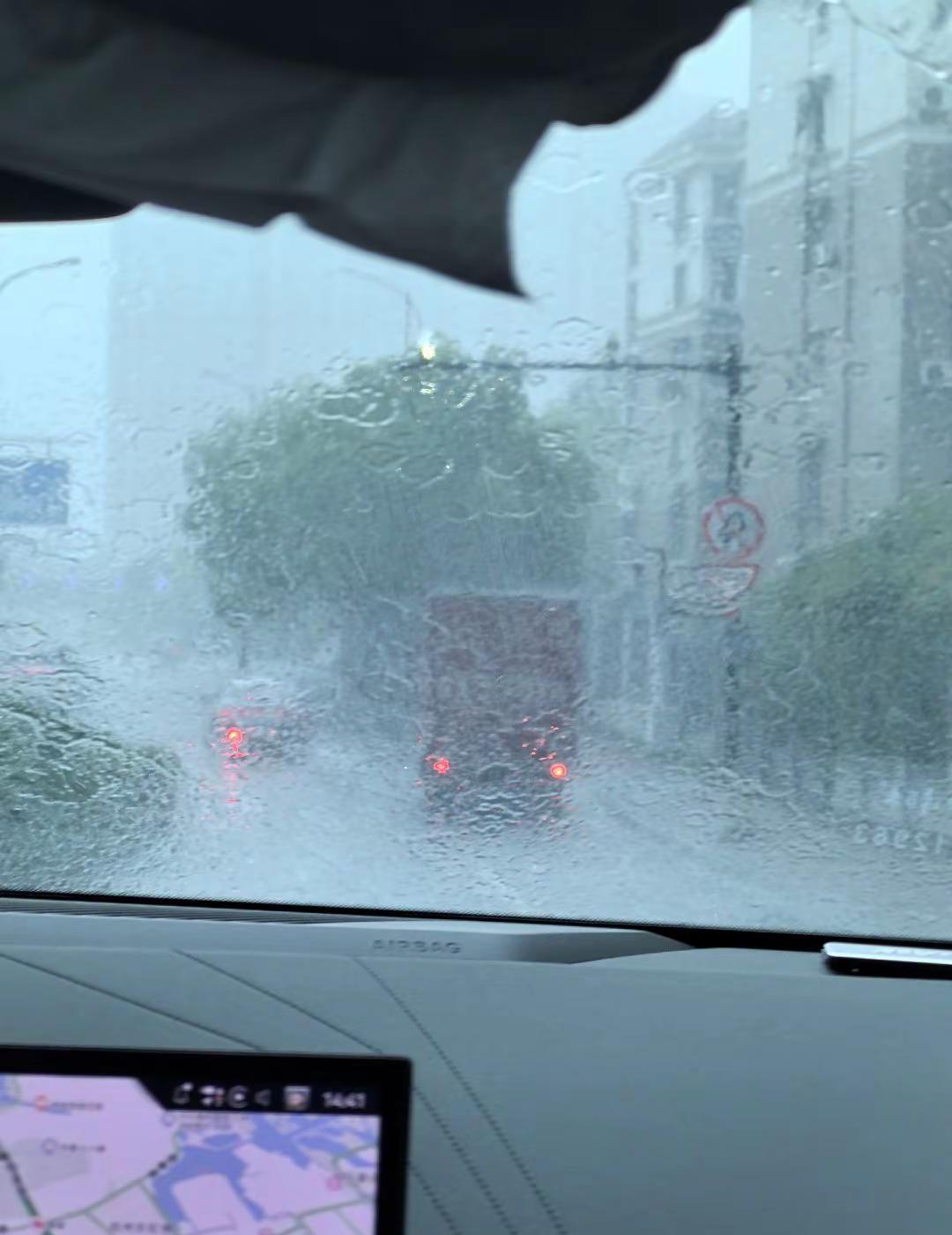 杭州你咋了，突然下雨有人被淋到吗  下雨天 杭州大雨 每天都在下雨 让暴风雨来的