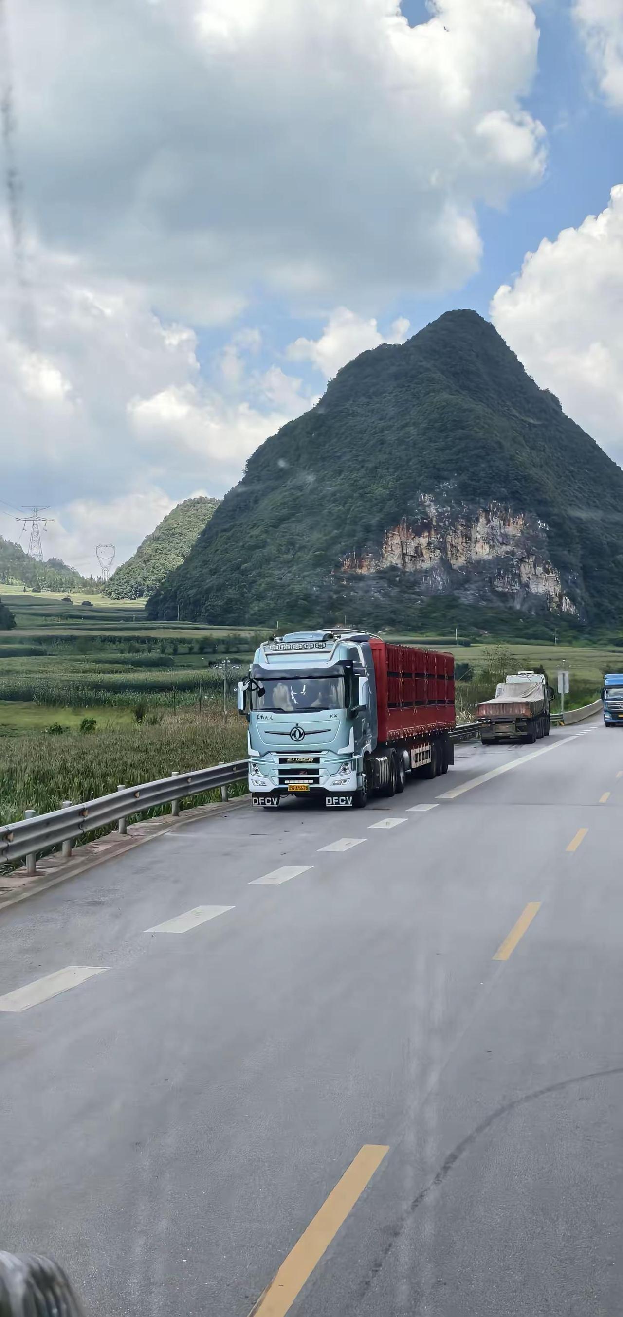 目前在323算是比较帅的旗舰了……国道上的大货车 🚛