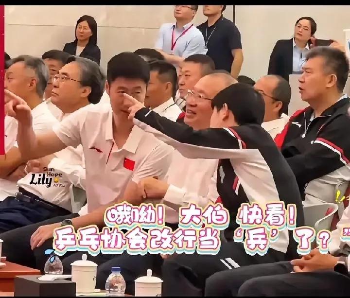 国乒人团建名场面！莎局&王励勤激情“解说”
 
救命！邮政活动里国乒这画面太好嗑