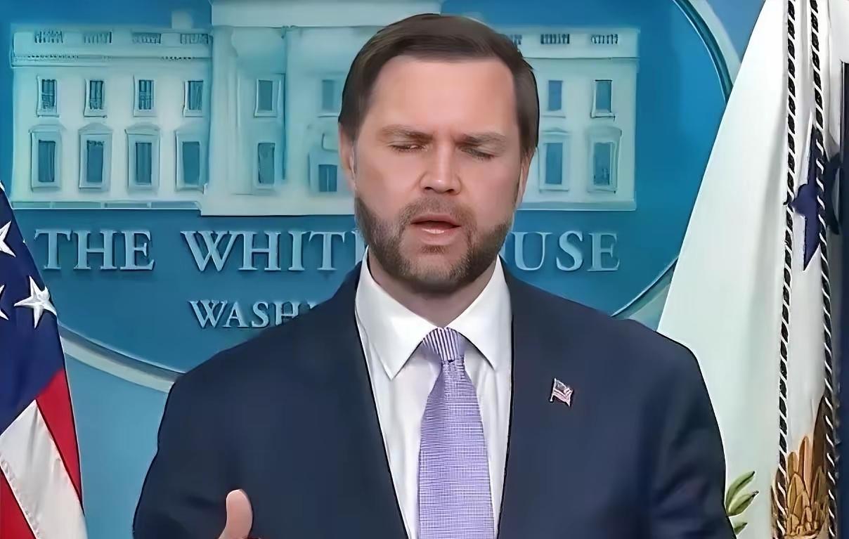 ​美国总统特朗普的直言让万斯乐开了花。这时候，特朗普明确地表态：万斯是一个有卓越