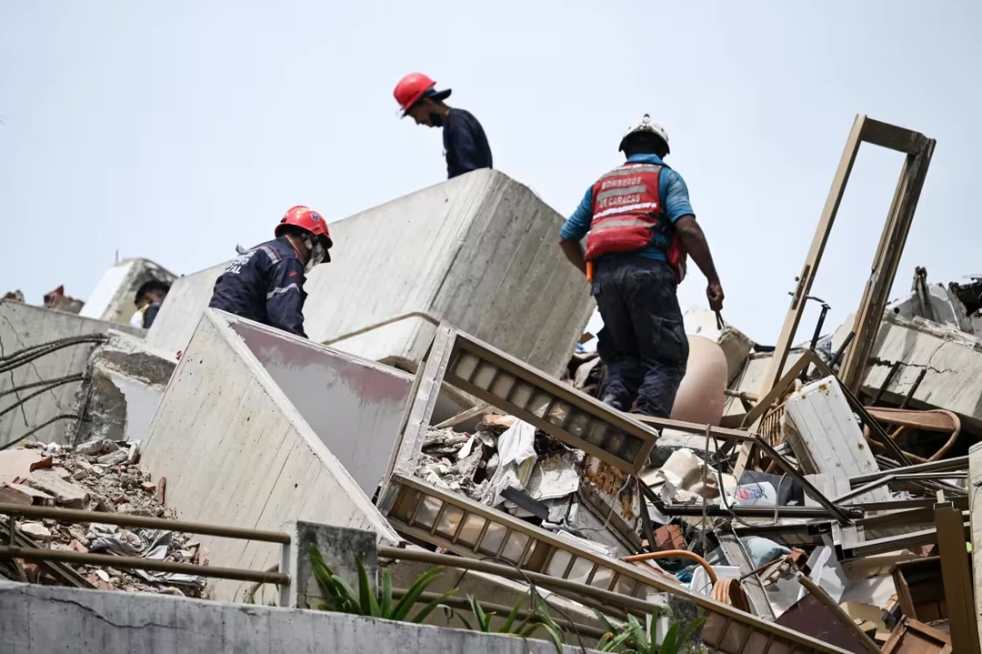 委内瑞拉地震死亡人数升至3535人，民众寻找亲人遗体 亚太日报 丹玮 ...