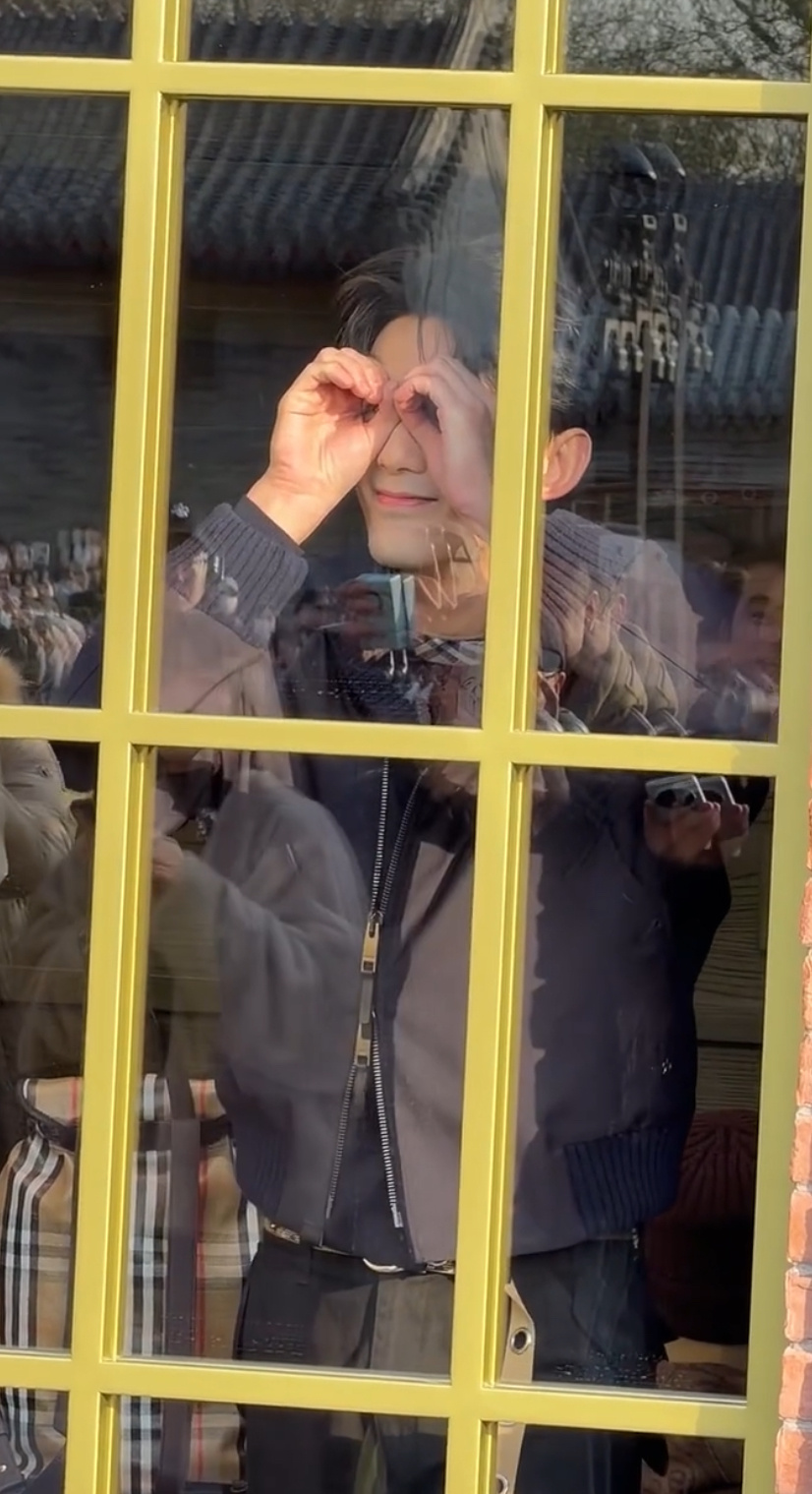 吴磊北京Burberry活动路透吴磊探头看粉丝 勾人的事儿吴磊顺手就做了 