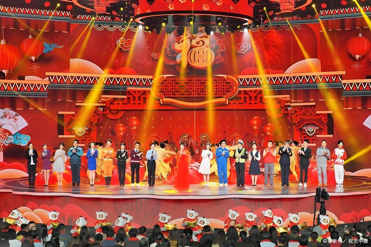 截至2026年，央视春晚已经陪咱们吃了44顿年夜饭啦！从1983年第一届到如今，