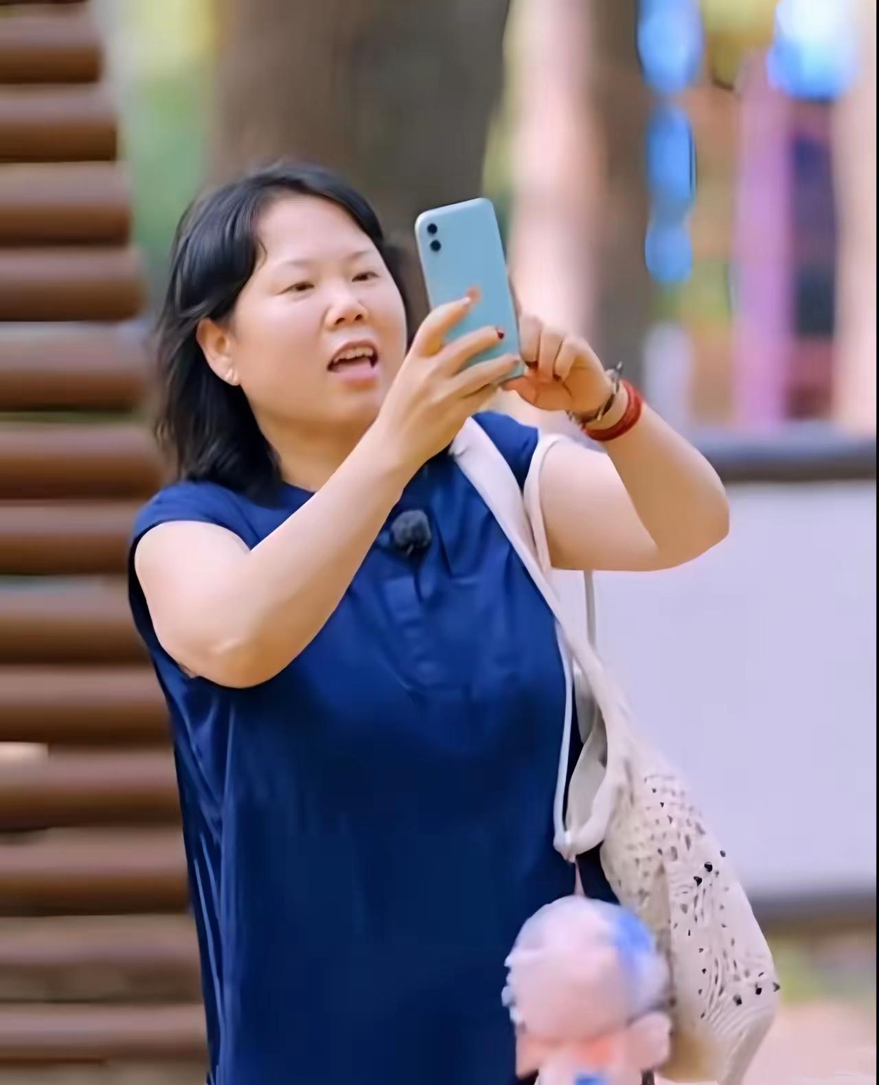 如果我是张家齐的妈妈，
综艺结束后第一件事，
不是和女儿修复关系，而是找人帮忙看