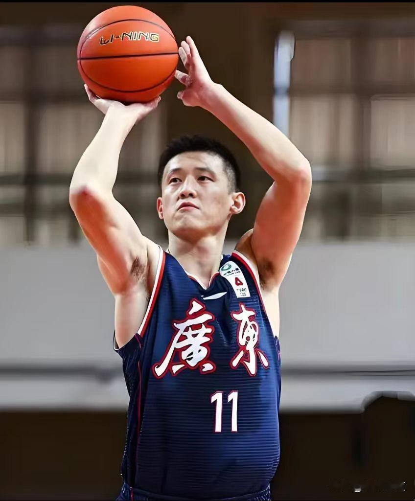 周鹏时隔四年回归，皆大欢喜，重披11号球衣，意义非凡。陈浩峰招回老将周鹏，目的可