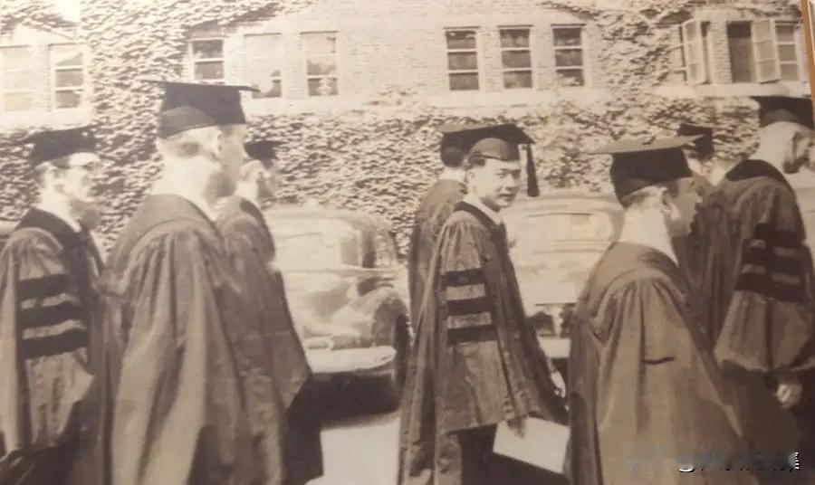 1950年8月，普渡大学身穿礼服的毕业生们排队走向礼堂，回望的是邓稼先。1948