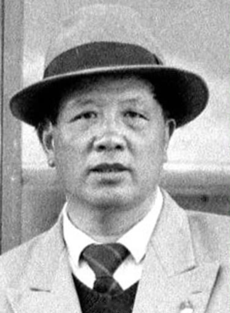 1994年11月29日，孔繁森在去新疆塔城考察边贸途中，因车祸殉职，年仅50岁。