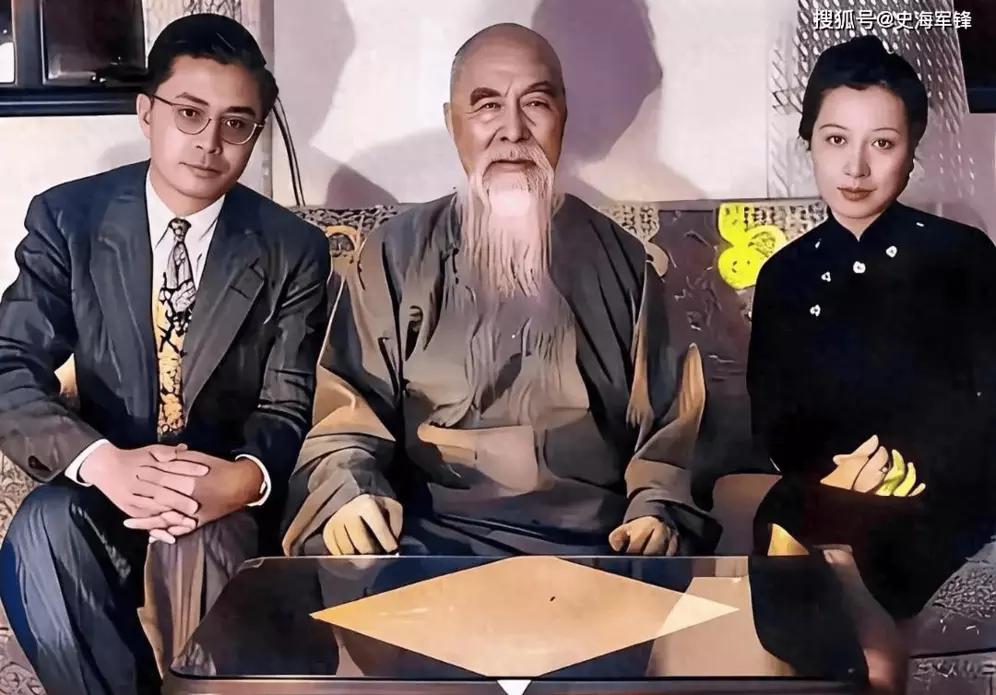 翻老照片时，71岁的于右任白胡子飘飘，端正坐着，两侧是儿子于彭和儿媳周宝珠。儿媳