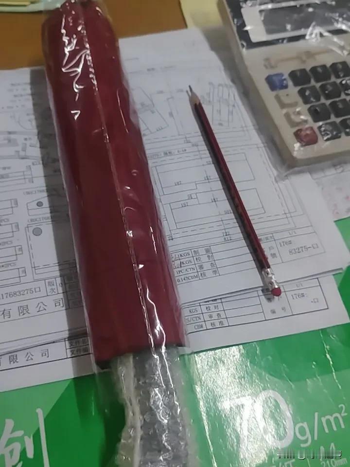 我真的是自作多情！
      上午看到部门里的那个妖到我旁边的电子秤上称了下体