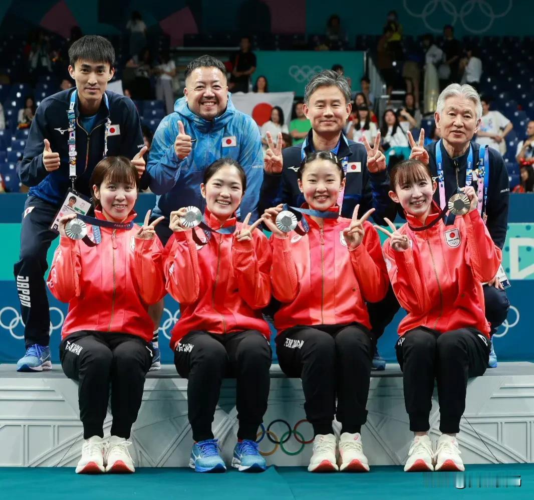 早田希娜把团体的银牌戴给了木原美悠，自己反而戴上了单打铜牌！

看到这一刻，不得