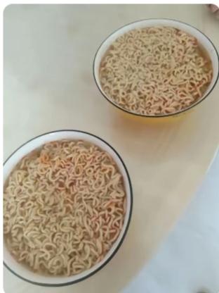 女儿的同学上门来玩，当时正值午饭时间，我家孩子正吃着方便面。我随口问两个孩子有没
