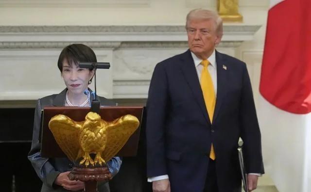 日媒报道，15日下午结束访华行程的美国总统特朗普，在空军一号上和日本首相高市早苗