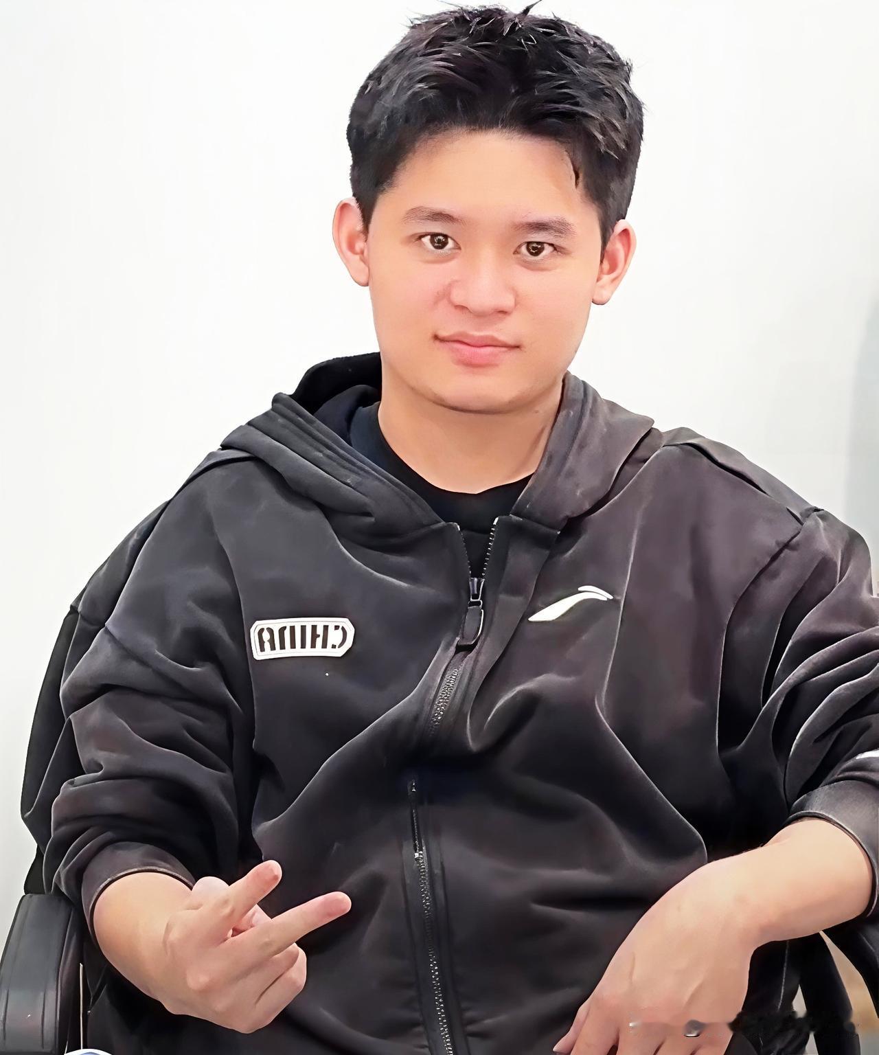 林诗栋很适合这个发型，看得出来他也很喜欢。
林诗栋这个托尼老师很懂他，知道打比赛